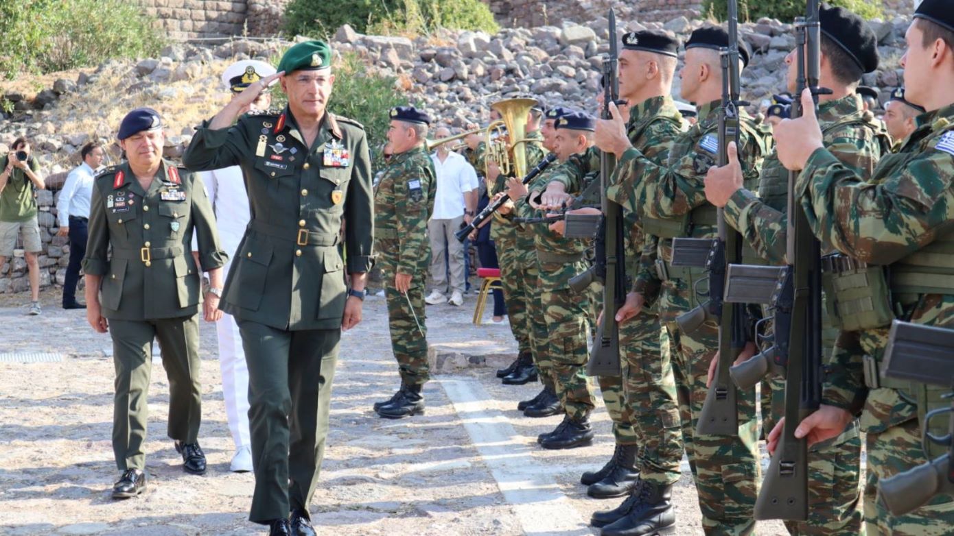 Μυτιλήνη: Η ελληνική σημαία κυματίζει στο κάστρο της Μήθυμνας σήμερα