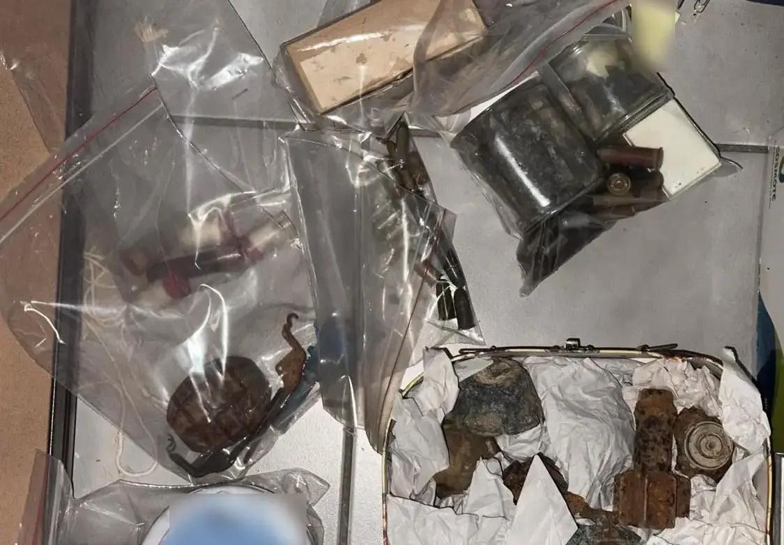 Ανακαλύφθηκε οπλοστάσιο σε κάδο σκουπιδιών στην Καισαριανή – Δείτε εικόνες