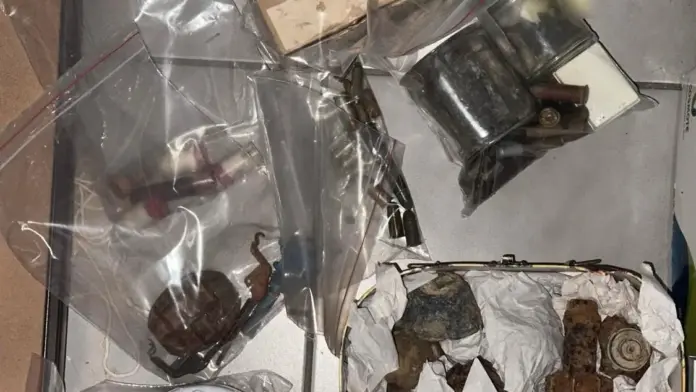 Ανακαλύφθηκε οπλοστάσιο σε κάδο σκουπιδιών στην Καισαριανή – Δείτε εικόνες