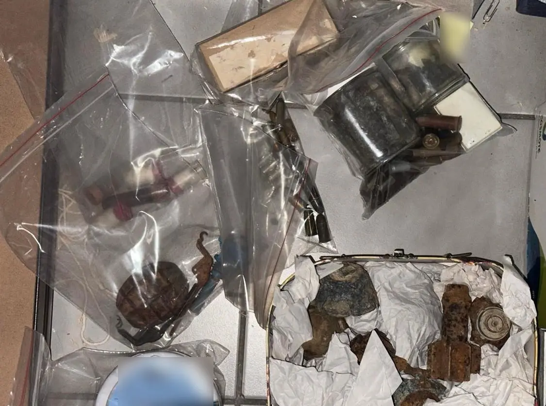 Ανακαλύφθηκε οπλοστάσιο σε κάδο σκουπιδιών στην Καισαριανή – Δείτε εικόνες