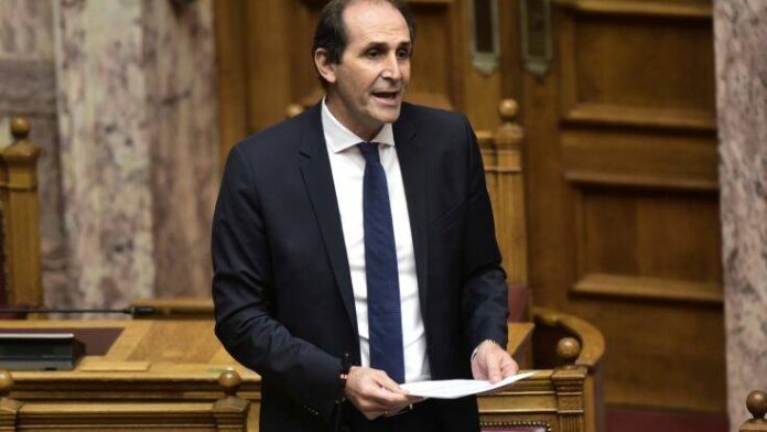 Ο Απόστολος Βεσυρόπουλος υπέστη καρδιακή ανακοπή – Αγώνας των γιατρών να τον σώσουν