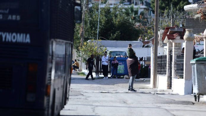 Αστυνομική επιχείρηση με 17 συλλήψεις στον Ασπρόπυργο μετά από ένοπλη αντιπαράθεση