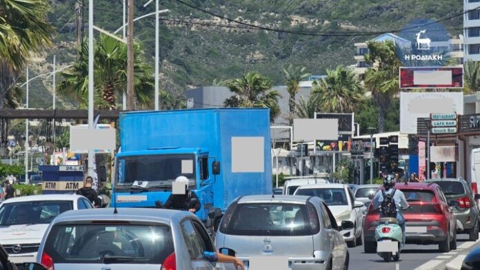 Η Ρόδος στο χείλος: Παράνομη στάθμευση και κυκλοφοριακό χάος