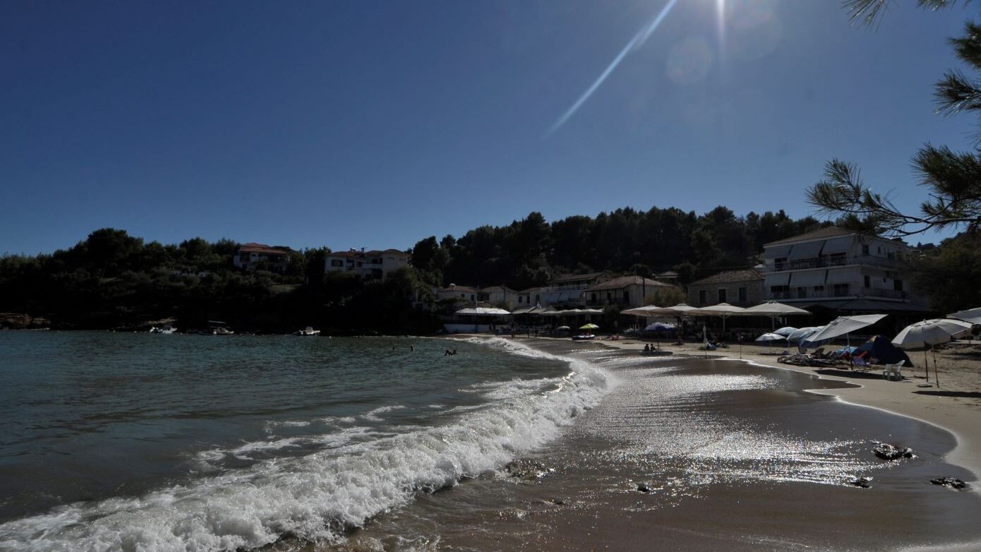 Καιρός: Δροσερή ανάπαυλα σήμερα, Κυριακή με μελτέμια στο Αιγαίο – Ο υδράργυρος δεν θα υπερβεί τους 35 βαθμούς