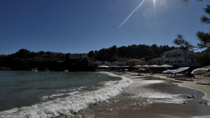 Καιρός: Δροσερή ανάπαυλα σήμερα, Κυριακή με μελτέμια στο Αιγαίο – Ο υδράργυρος δεν θα υπερβεί τους 35 βαθμούς
