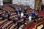 Σιγή ενός λεπτού στη Βουλή για τον Απόστολο Βεσυρόπουλο – Λουλούδια στο έδρανό του