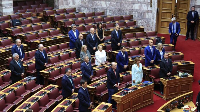 Σιγή ενός λεπτού στη Βουλή για τον Απόστολο Βεσυρόπουλο – Λουλούδια στο έδρανό του