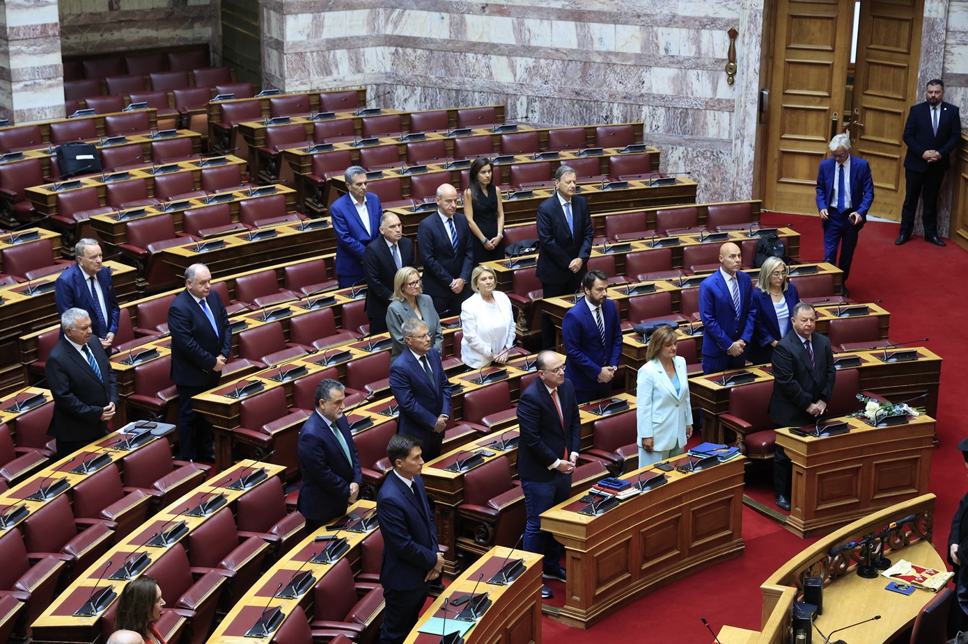 Σιγή ενός λεπτού στη Βουλή για τον Απόστολο Βεσυρόπουλο – Λουλούδια στο έδρανό του