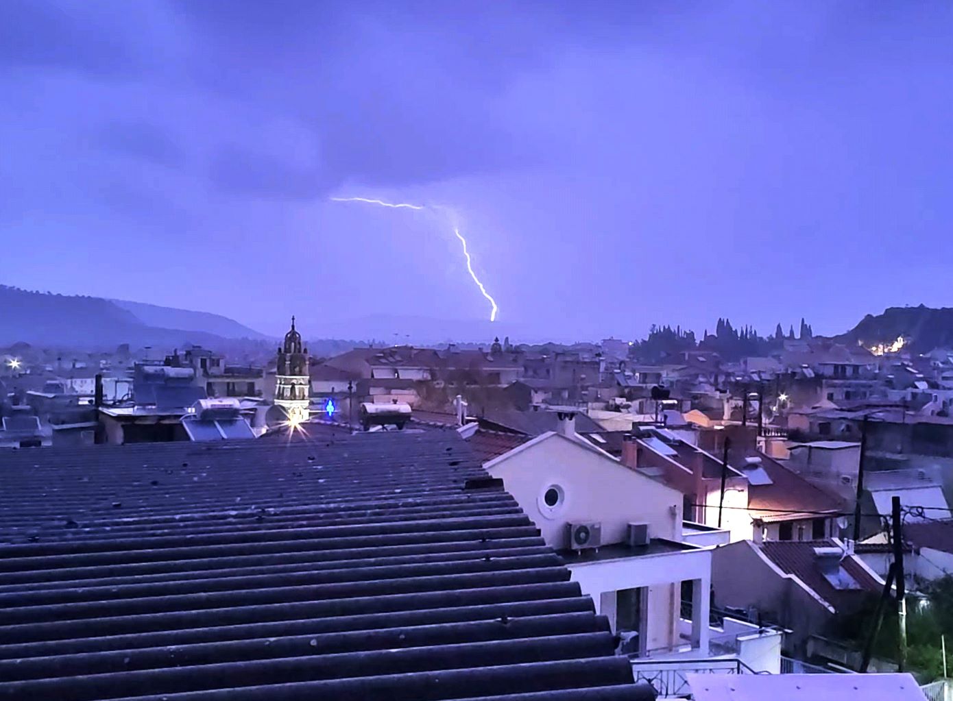 Καιρός: Επίμονη κακοκαιρία με ισχυρές βροχές, χαλάζι και καταιγίδες σε Δυτική και Βόρεια Ελλάδα σήμερα