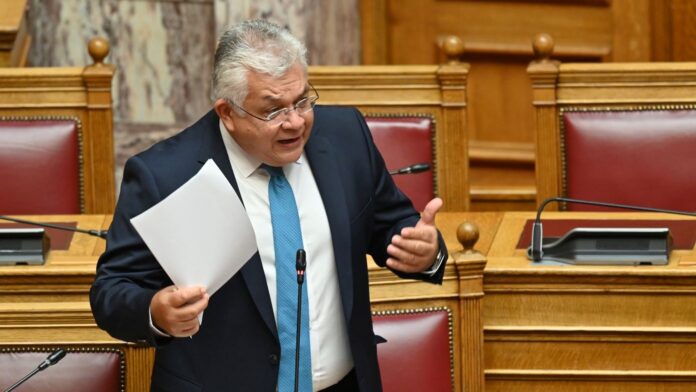 Έντονη απάντηση Παπαϊωάννου στο ΠΑΣΟΚ για τον καθηγητή Οδυσσέα Ζώρα: «Καλή τύχη στην αντιπολιτευτική τους Οδύσσεια»