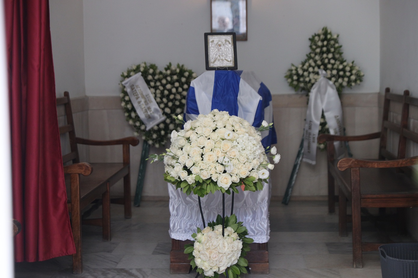 Αποχαιρετισμός στον δημοσιογράφο Δημήτρη Κωνσταντάρα – Το φέρετρό του καλυμμένο με την ελληνική σημαία