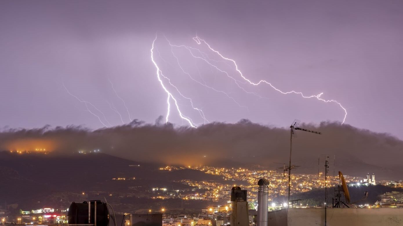 Δύσκολη βραδιά για τη Δυτική Ελλάδα – Καταγράφηκαν 20.000 κεραυνοί σε μία νύχτα – Διακοπές ρεύματος στα Ιωάννινα