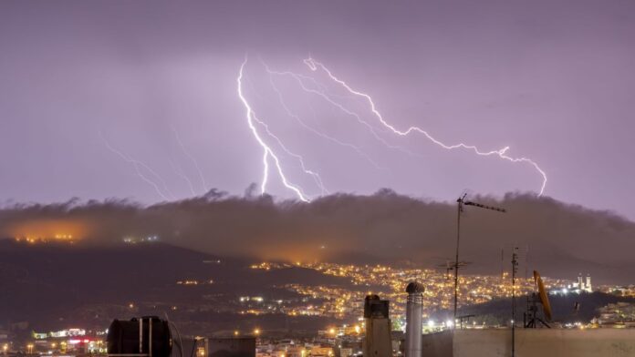 Δύσκολη βραδιά για τη Δυτική Ελλάδα – Καταγράφηκαν 20.000 κεραυνοί σε μία νύχτα – Διακοπές ρεύματος στα Ιωάννινα