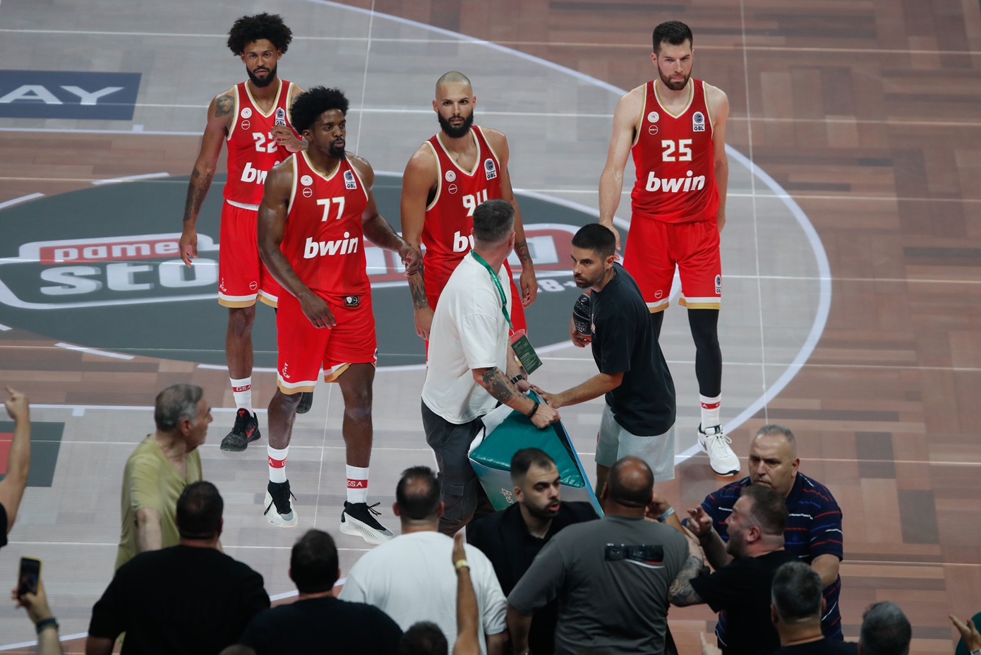 Αποκαλύφθηκε η υπόθεση απειλών κατά διαιτητών στους τελικούς μπάσκετ – Οκτώ οπαδοί κατηγορούνται