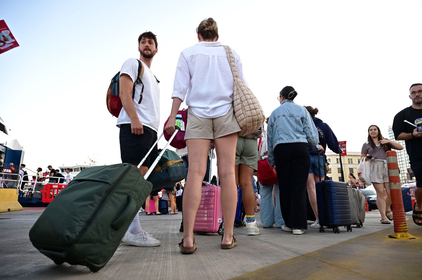 Υπό τον ήλιο και τα μελτέμια φεύγουν οι πρώτοι αδειούχοι Αυγούστου – Ελαφρά πτώση θερμοκρασίας