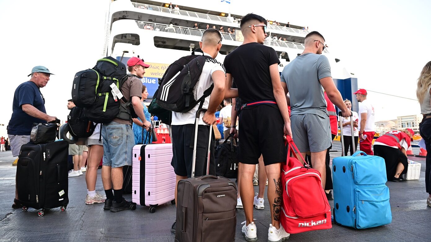 Πλήρη αναχωρούν τα πλοία από τα λιμάνια – Αποχωρούν και οι τελευταίοι αδειούχοι