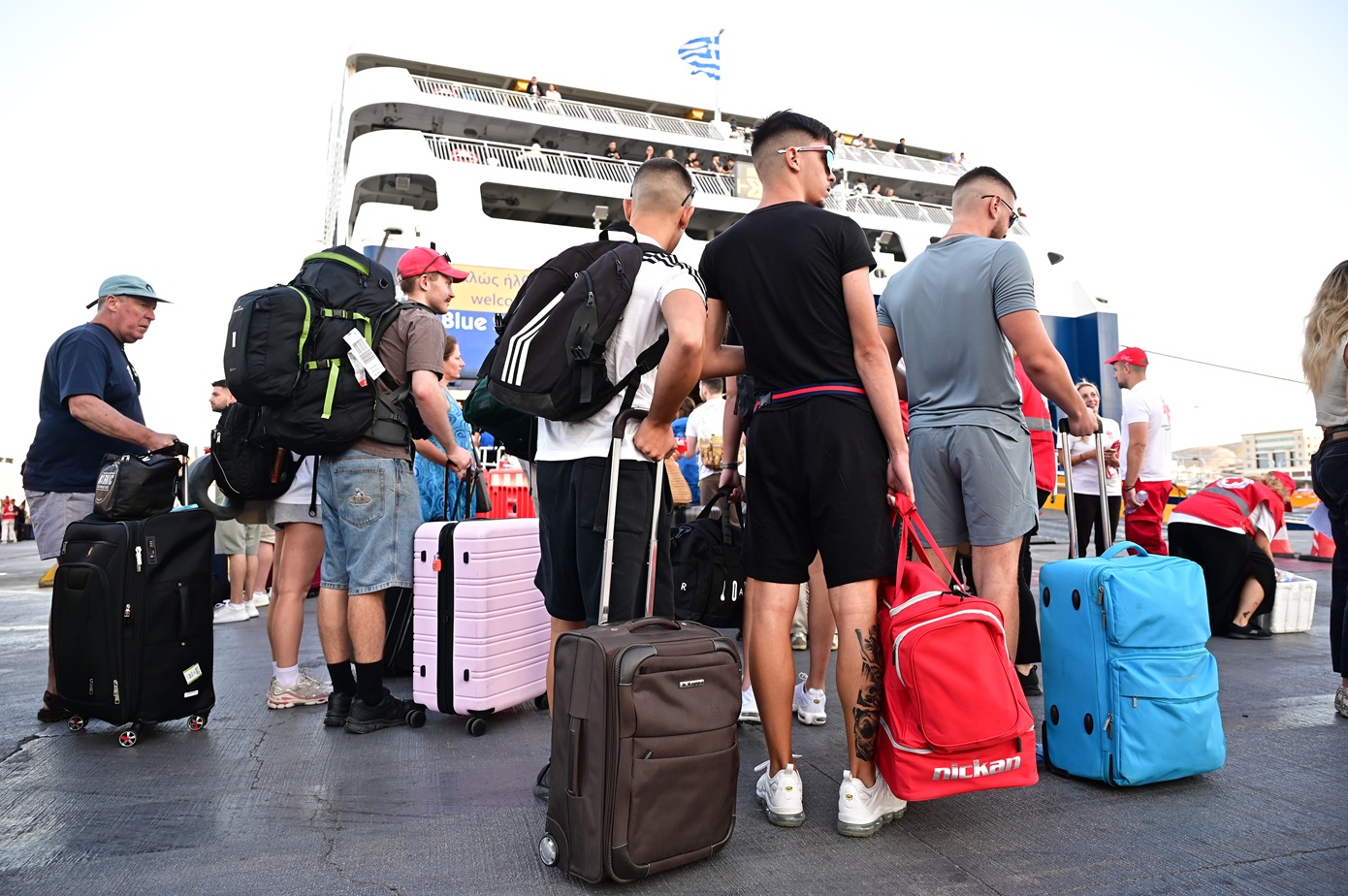 Οι θυελλώδεις άνεμοι στο Αιγαίο προκάλεσαν αναστάτωση στα λιμάνια – Απαγόρευση απόπλου σε Πειραιά, Ραφήνα και Λαύριο