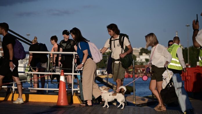 Σε πλήρη εξέλιξη η έξοδος του Αυγούστου: Γεμάτα αναχωρούν τα πλοία από τα λιμάνια και τα ΚΤΕΛ