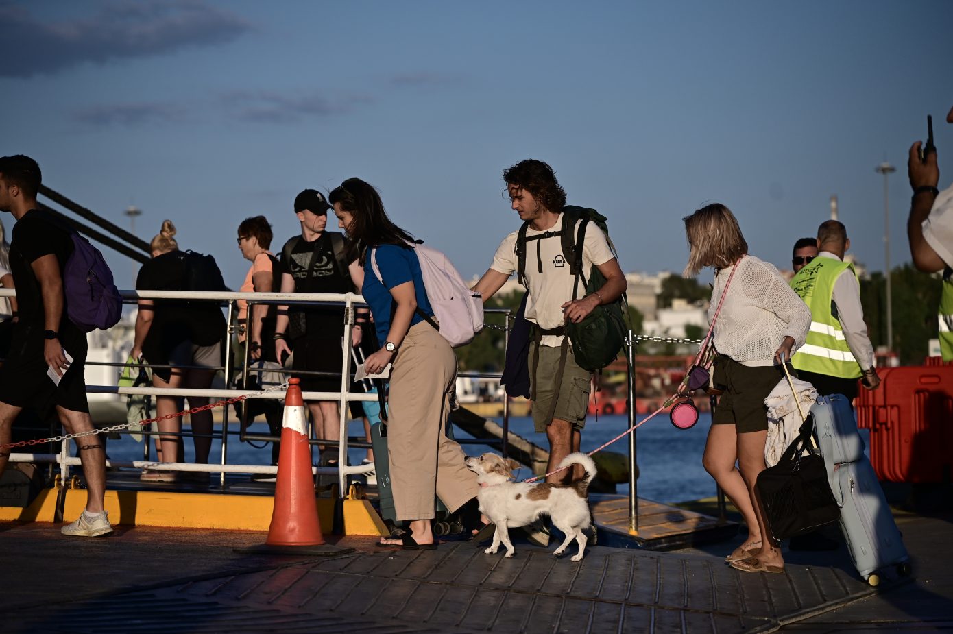 Σε πλήρη εξέλιξη η έξοδος του Αυγούστου: Γεμάτα αναχωρούν τα πλοία από τα λιμάνια και τα ΚΤΕΛ