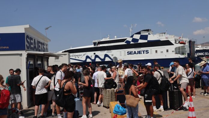 Αυξάνεται η έξοδος των αδειούχων του Αυγούστου – Τα πλοία αναχωρούν με πλήρη πληρότητα