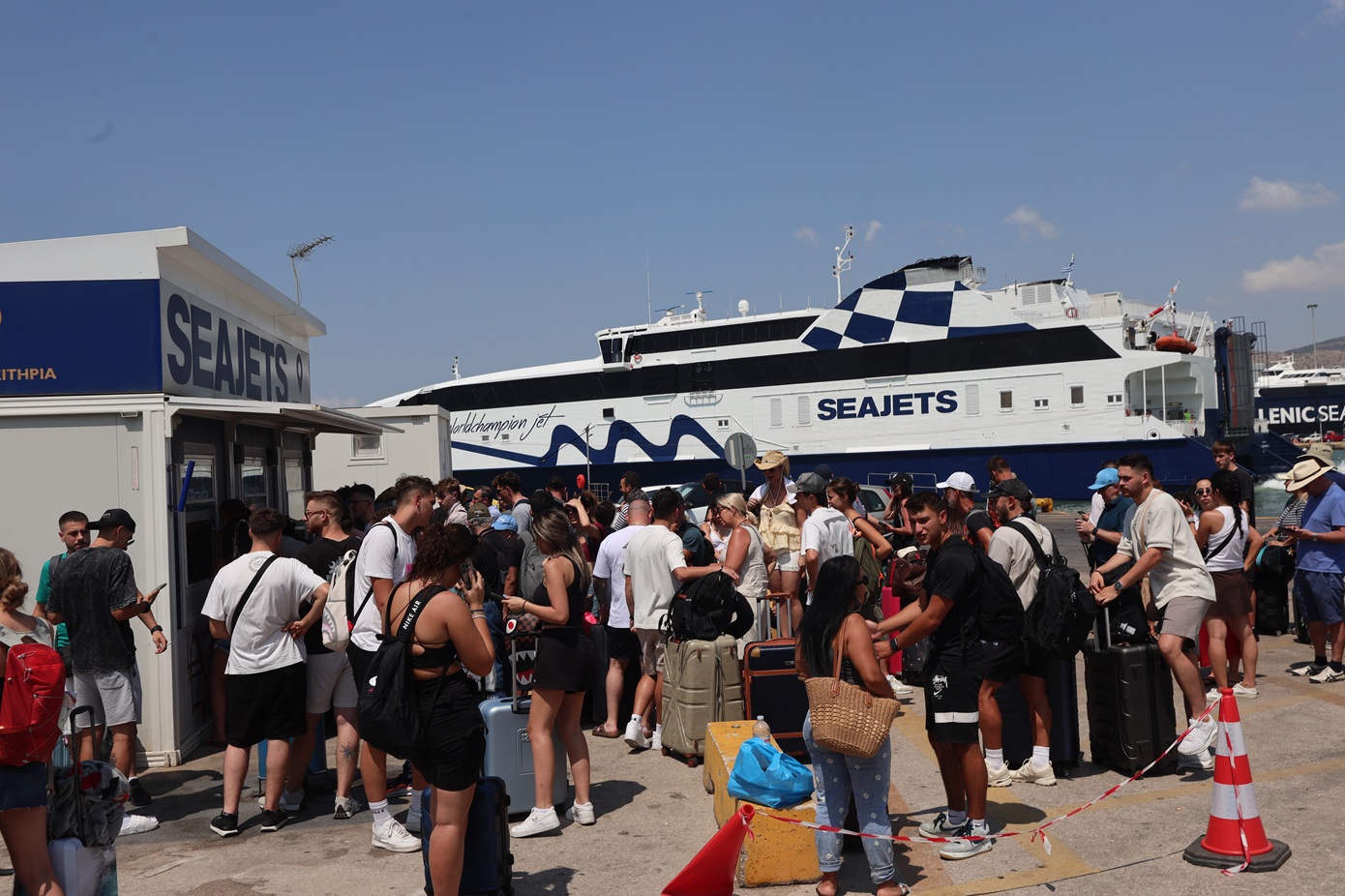 Συνεχίζεται η απαγόρευση απόπλου στα λιμάνια – Χιλιάδες επιβάτες παραμένουν αποκλεισμένοι