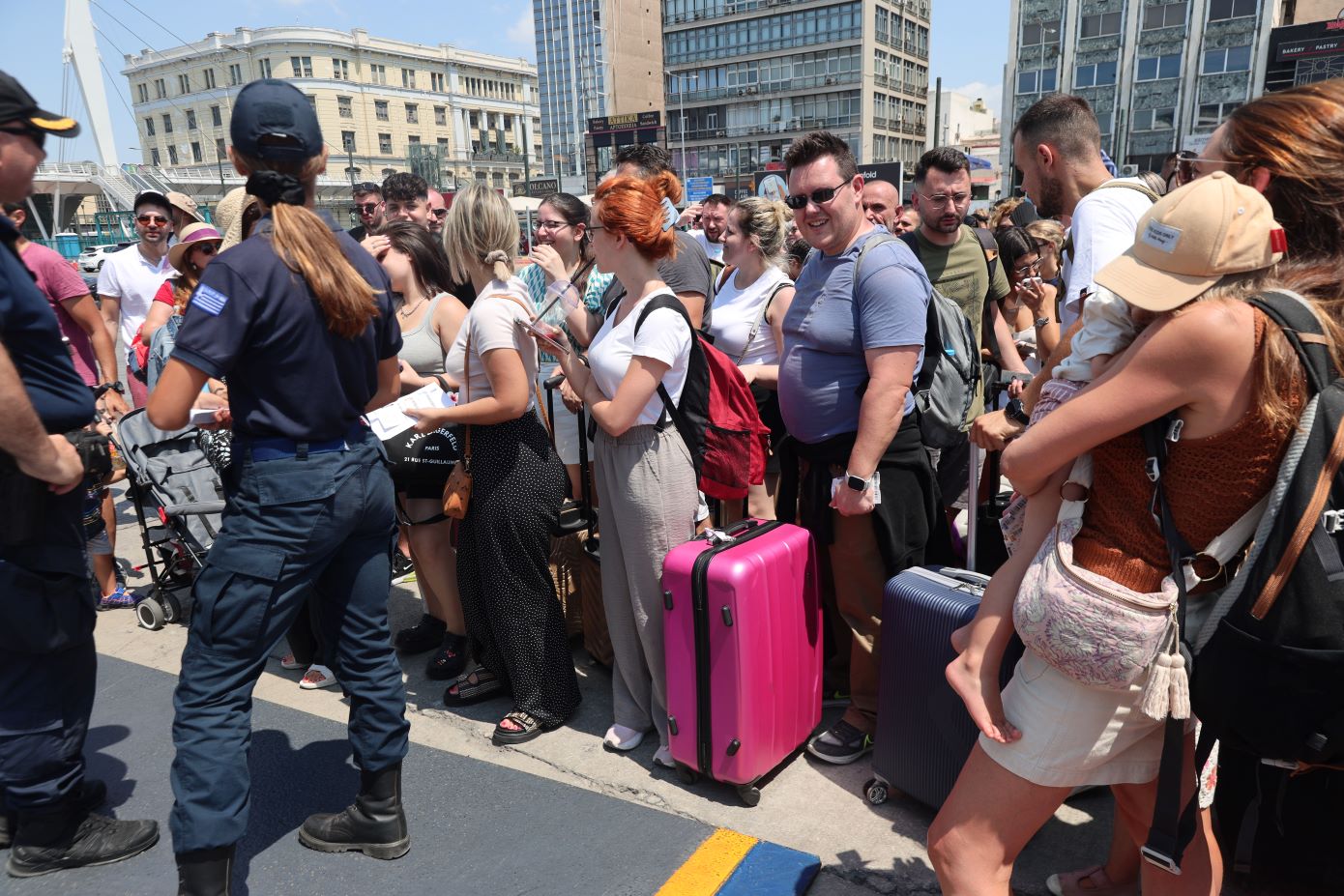 Σάλος στον Πειραιά: Επιβάτες κατέλαβαν τον καταπέλτη πλοίου μετά την ακύρωση του ταξιδιού λόγω απαγορευτικού