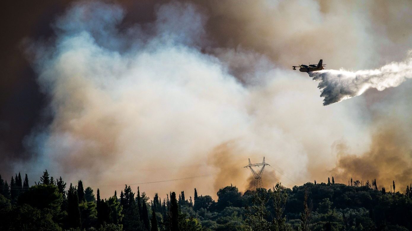 Πάλι στη δράση από το πρωί τα εναέρια μέσα στην Ανατολική Αττική – Αντιμέτωποι με αναζωπυρώσεις και ισχυρούς ανέμους