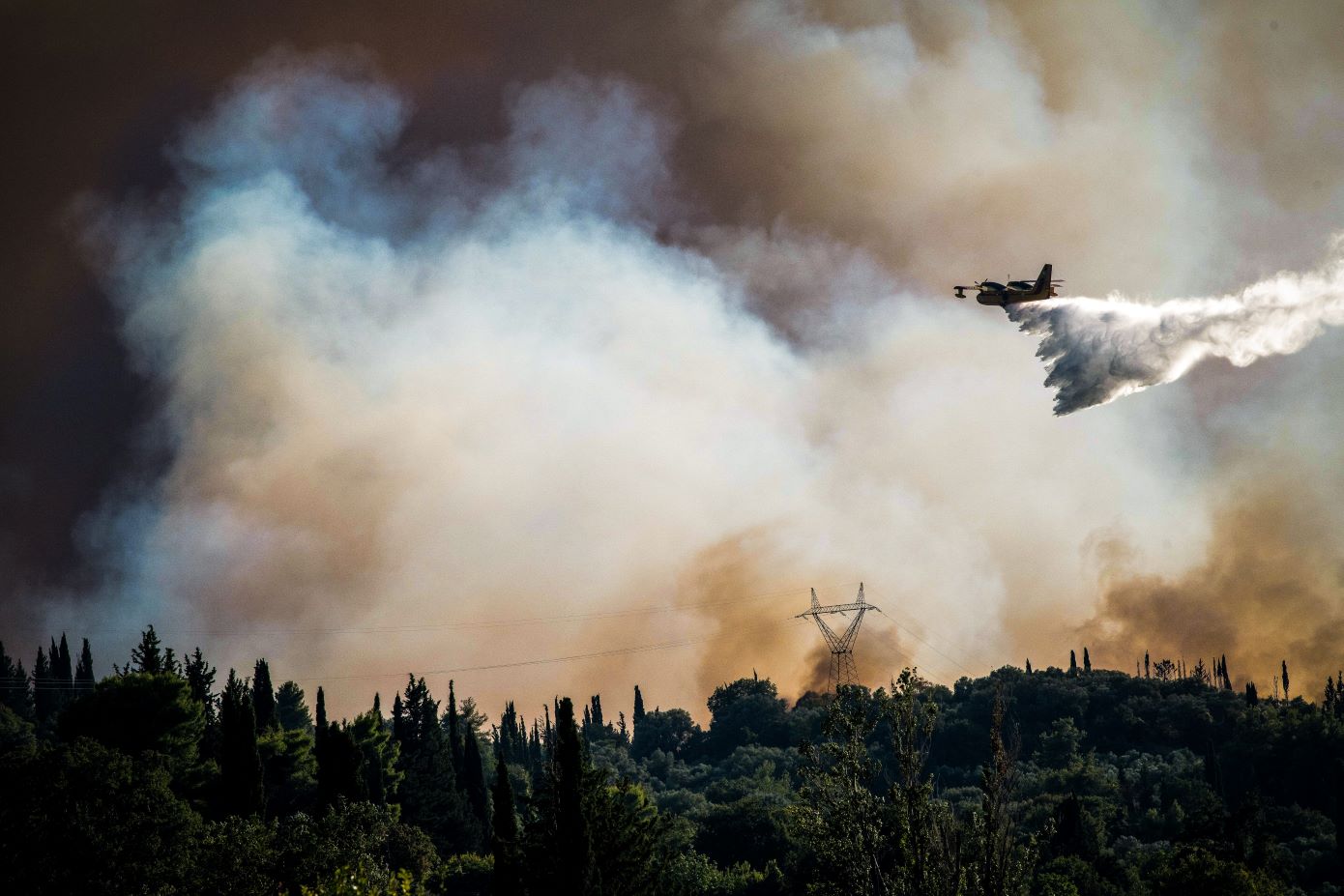 Πάλι στη δράση από το πρωί τα εναέρια μέσα στην Ανατολική Αττική – Αντιμέτωποι με αναζωπυρώσεις και ισχυρούς ανέμους