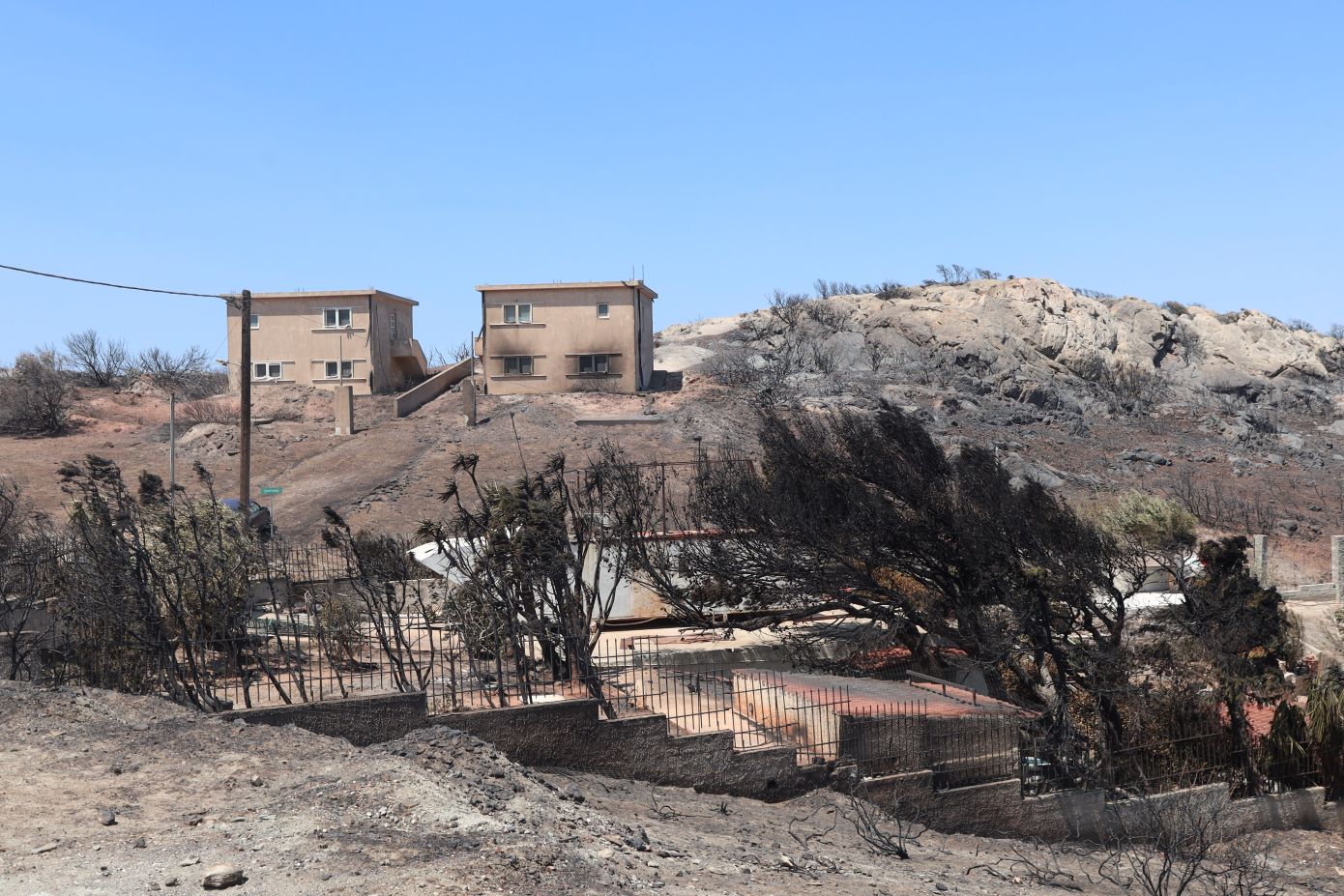 Ανατολική Αττική: Κατεστραμμένη γη, χαμένες περιουσίες και σιωπηλός θρήνος από την πύρινη καταστροφή