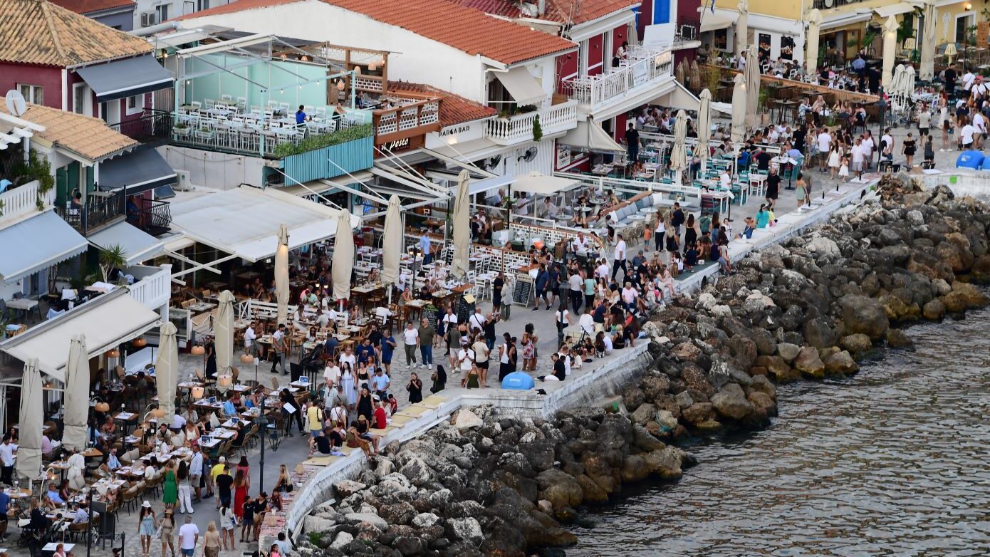 Εκτοξεύονται οι εισπράξεις στον ελληνικό τουρισμό το 2025 – Αμερικανοί και Βρετανοί πρωτοστατούν