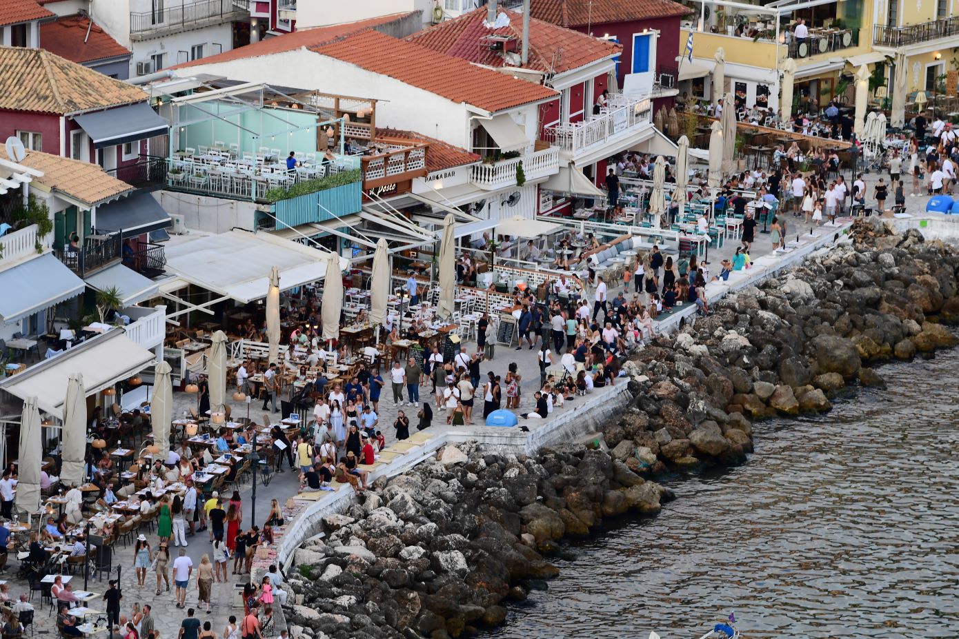 Εκτοξεύονται οι εισπράξεις στον ελληνικό τουρισμό το 2025 – Αμερικανοί και Βρετανοί πρωτοστατούν