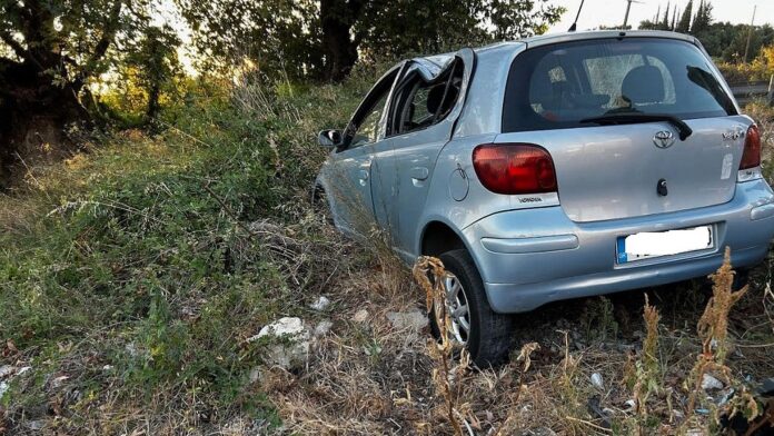 Ατύχημα στο Αγρίνιο: Αυτοκίνητο ξέφυγε από την πορεία του, χτύπησε σε στύλο και κατέληξε σε οικόπεδο – Τραυματίστηκε ανήλικη