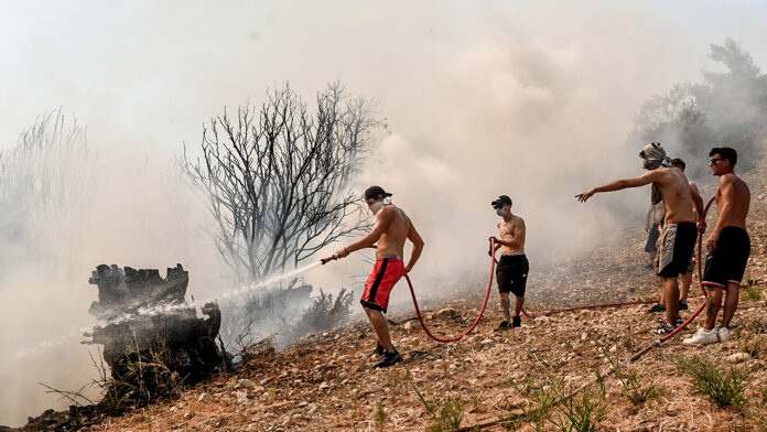 Ηρωικές προσπάθειες πυροσβεστών και εθελοντών στις φλόγες – Αγωνίζονται με κάθε τρόπο να κατασβήσουν τις φωτιές