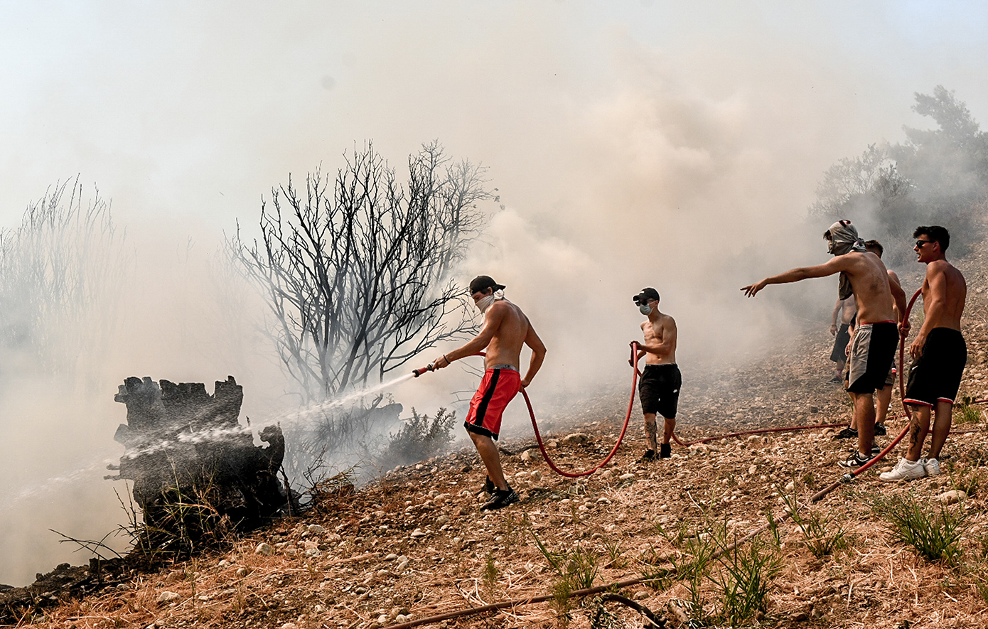 Ηρωικές προσπάθειες πυροσβεστών και εθελοντών στις φλόγες – Αγωνίζονται με κάθε τρόπο να κατασβήσουν τις φωτιές