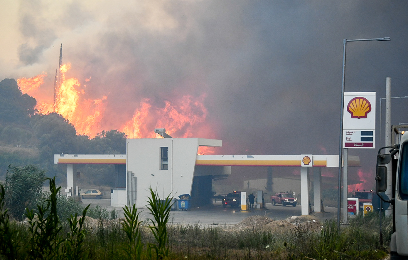 Πυρκαγιά στην Πάτρα: Αναστολή κυκλοφορίας και φρέσκες κυκλοφοριακές ρυθμίσεις από απόψε το βράδυ
