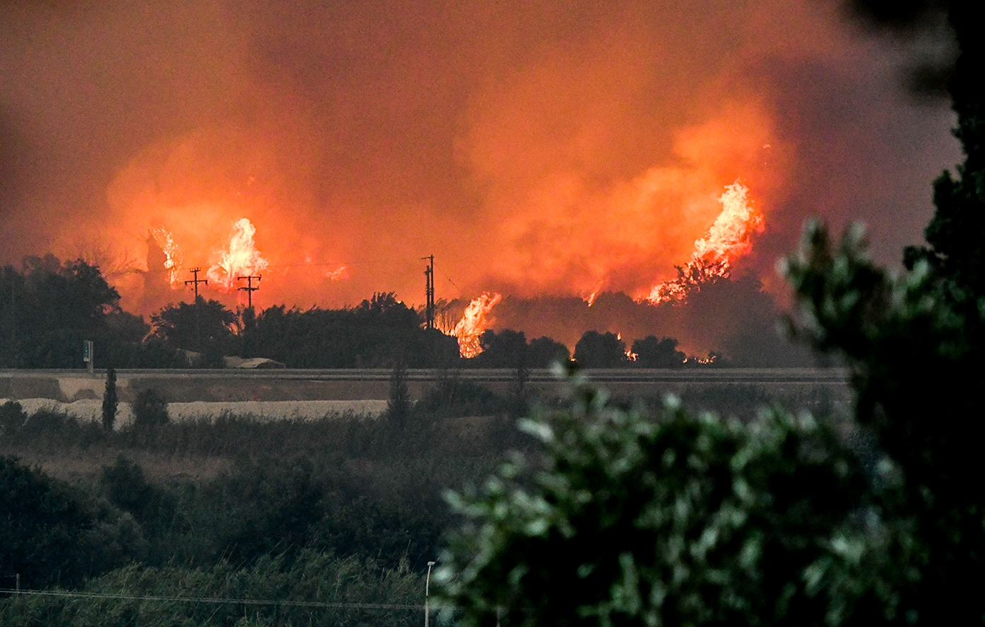 Ανεξέλεγκτη πυρκαγιά στην Κάτω Αχαΐα – Ειδοποίηση του 112 για προληπτική απομάκρυνση προς Πύργο