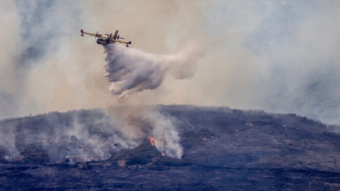 Πώς το φαινόμενο «Hot Dry Windy» ενισχύει τον κίνδυνο πυρκαγιάς – Πότε προβλέπεται ύφεση των ανέμων