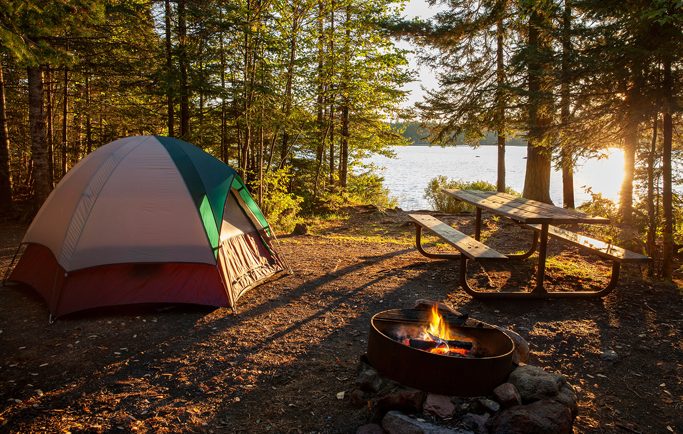 Νεαροί συνελήφθησαν για απόκρυψη ναρκωτικών σε σκηνή κάμπινγκ