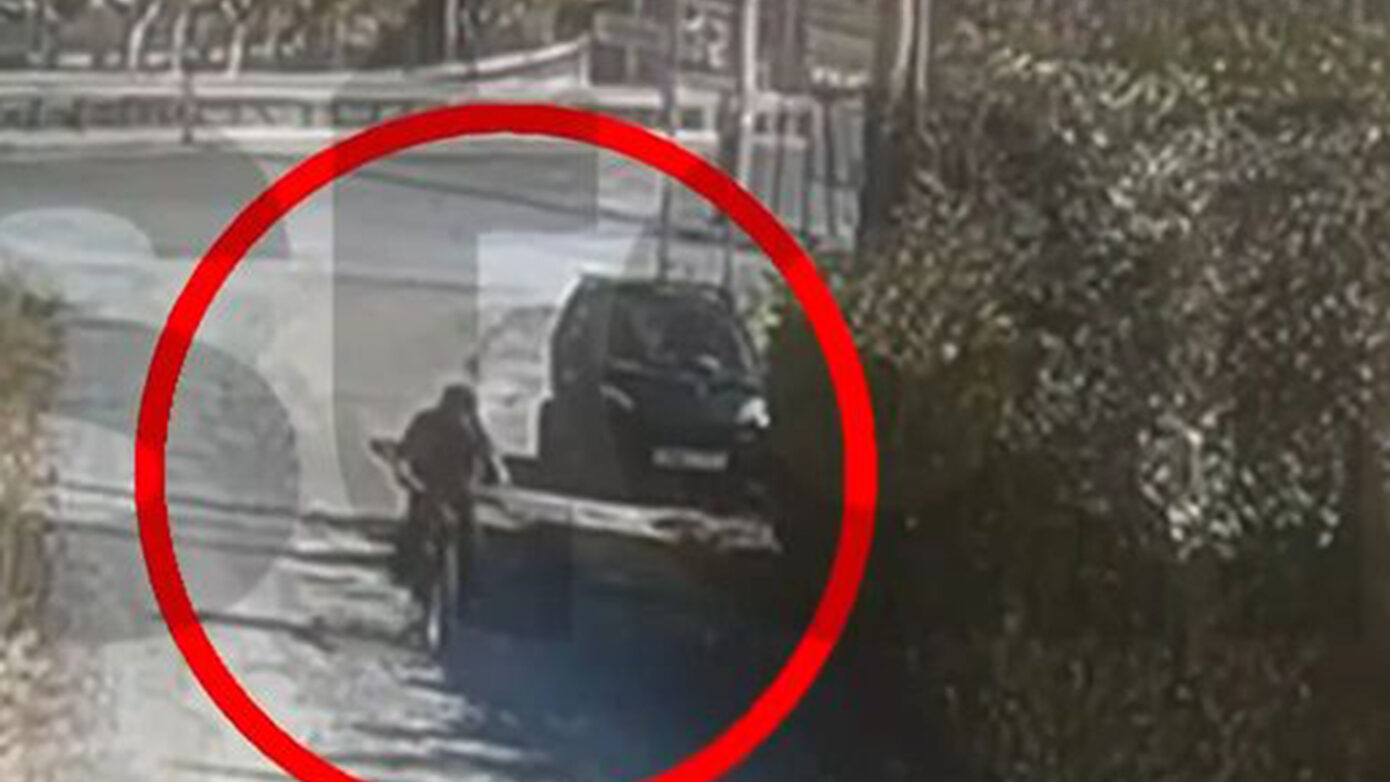 Πυρκαγιά στην Παιανία: Καρέ-καρέ η ενέργεια του εμπρηστή με το ποδήλατο