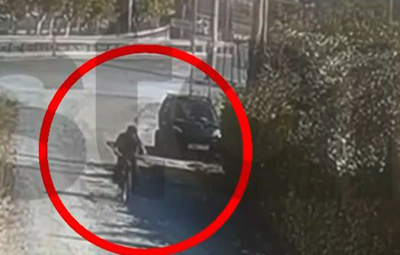 Πυρκαγιά στην Παιανία: Καρέ-καρέ η ενέργεια του εμπρηστή με το ποδήλατο