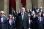 Ερντογάν: «Κάποιοι εξακολουθούν να υφαίνουν ύπουλα σχέδια όπως πριν από έναν αιώνα» στην Ημέρα Νίκης της Τουρκίας