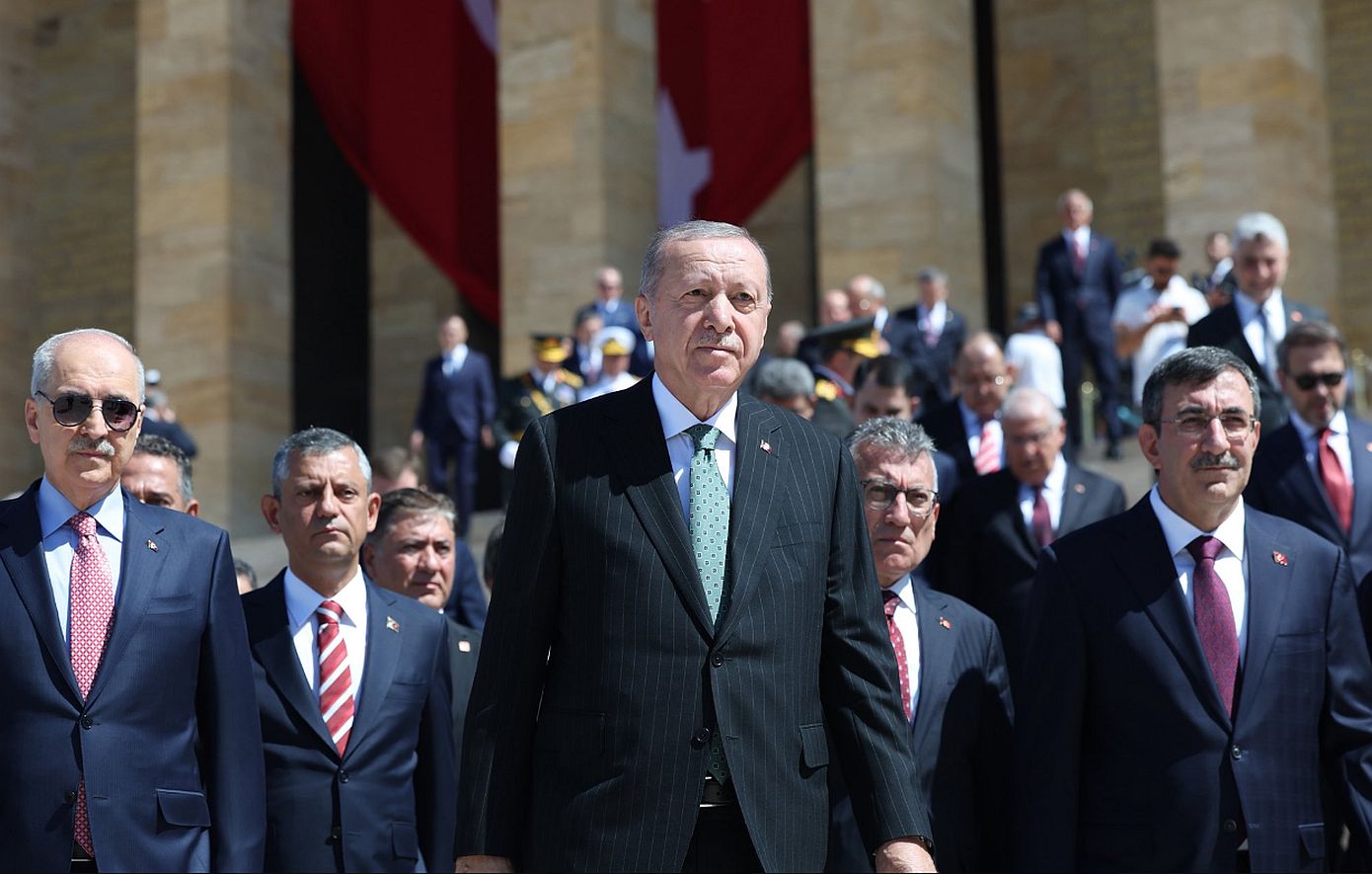 Ερντογάν: «Κάποιοι εξακολουθούν να υφαίνουν ύπουλα σχέδια όπως πριν από έναν αιώνα» στην Ημέρα Νίκης της Τουρκίας