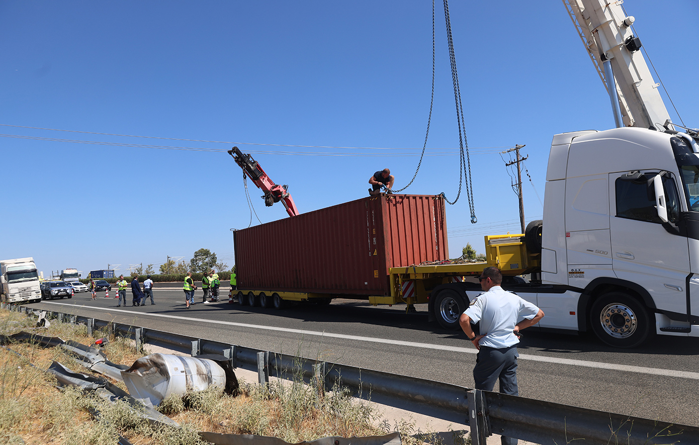 Η κυκλοφορία στην Αθηνών – Κορίνθου αποκαταστάθηκε μετά την εκτροπή φορτηγού στα διόδια Ελευσίνας