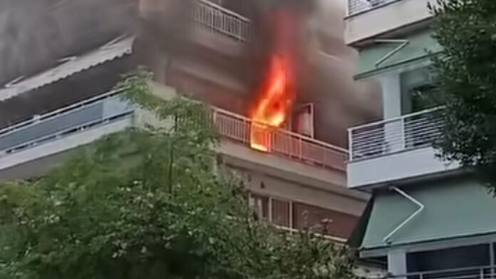 Θεσσαλονίκη: Πυρκαγιά σε διαμέρισμα στην Καλαμαριά – Δύο τραυματίες διασώθηκαν από την πυροσβεστική