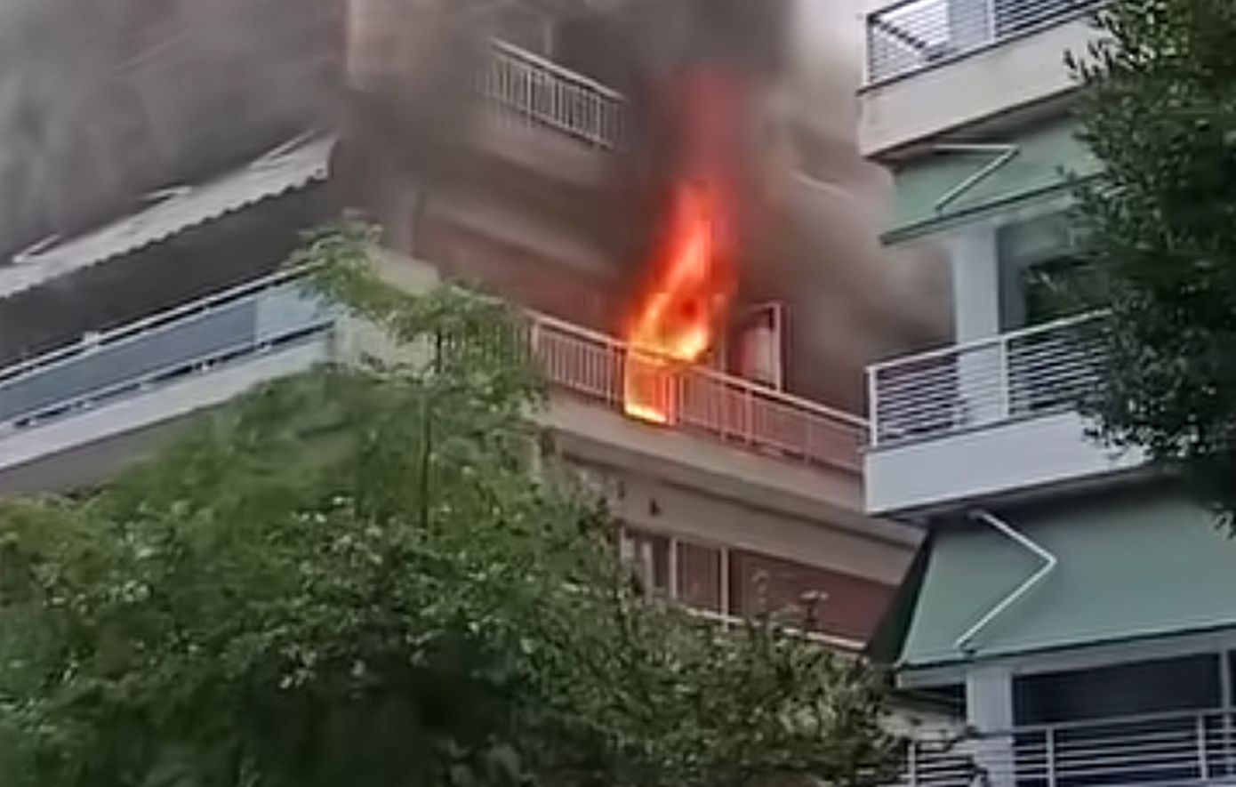 Θεσσαλονίκη: Πυρκαγιά σε διαμέρισμα στην Καλαμαριά – Δύο τραυματίες διασώθηκαν από την πυροσβεστική