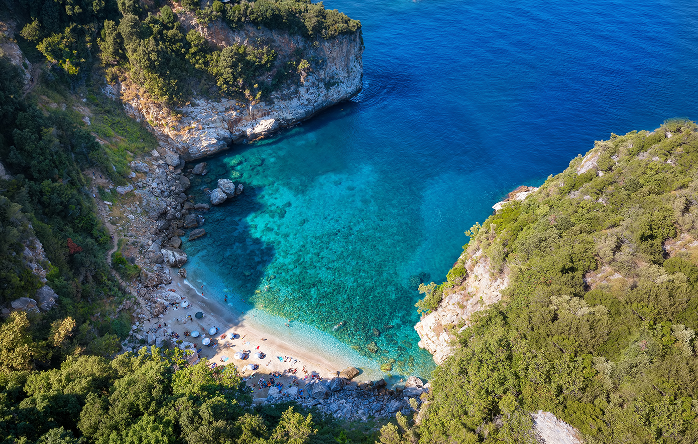 Χάος σε παραλία του Πηλίου με γυμνιστές – Σπρωξίματα και κλωτσιές, τρεις συλλήψεις