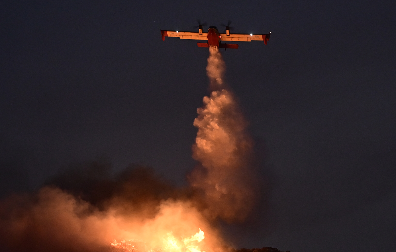 Ηρωική μάχη με τις φλόγες στην Κερατέα: Πυροσβεστικά αεροσκάφη επιχειρούν μετά το ηλιοβασίλεμα