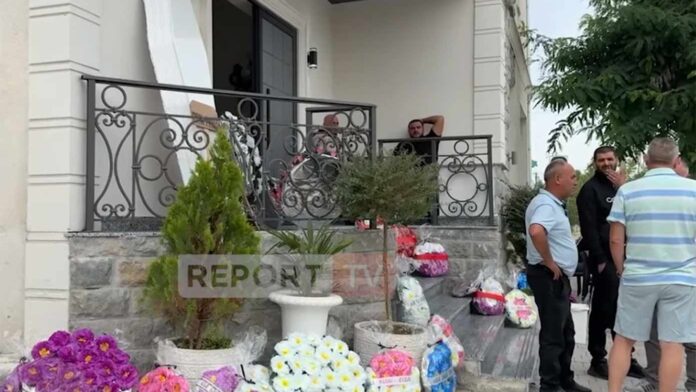 Στην Κορυτσά κηδεύτηκε η 36χρονη Μαριόλα που σκοτώθηκε από τον άντρα της στον Βόλο – Τα παιδιά της δεν κατάφεραν να παραστούν