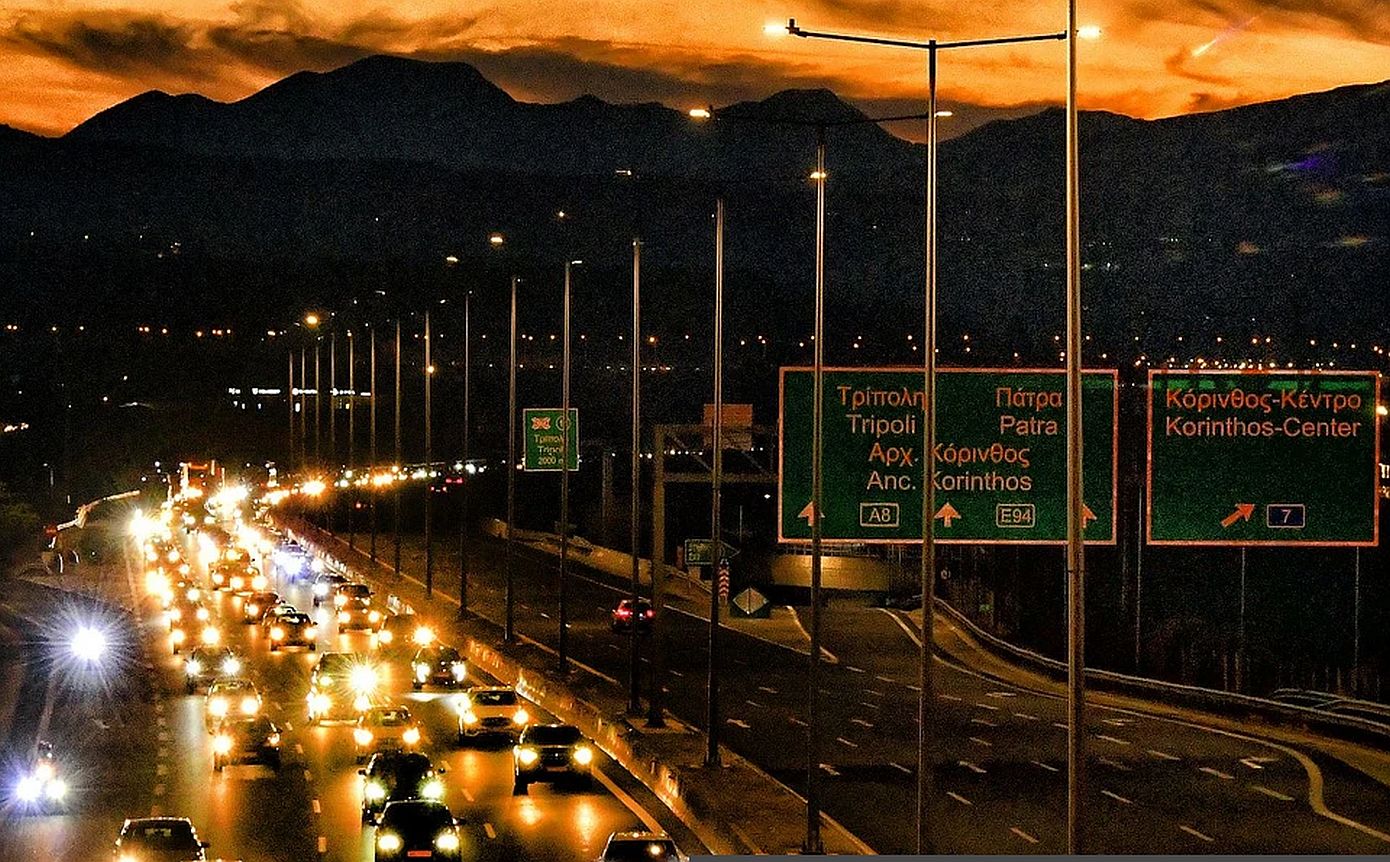 Σε πλήρη εξέλιξη η επιστροφή των εκδρομέων του Δεκαπενταύγουστου – Αυξημένη κυκλοφορία στην Αθηνών-Κορίνθου