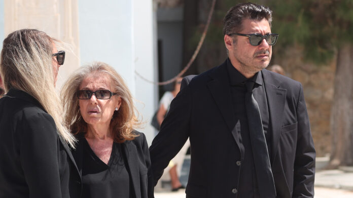 «Αυτό ήταν – Ήταν όλοι δίπλα σου»: Η συγκινητική δημοσίευση του Λάμπρου Κωνσταντάρα μετά την κηδεία του πατέρα του